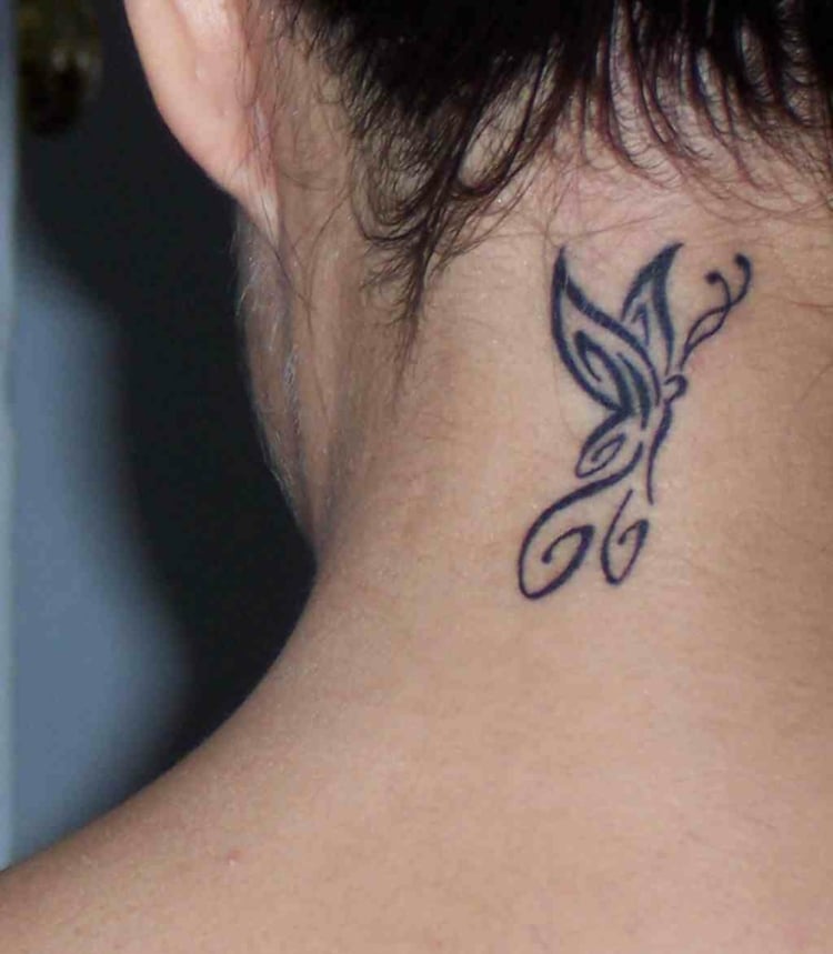 tatouage-nuque-femme-papillon-délicat