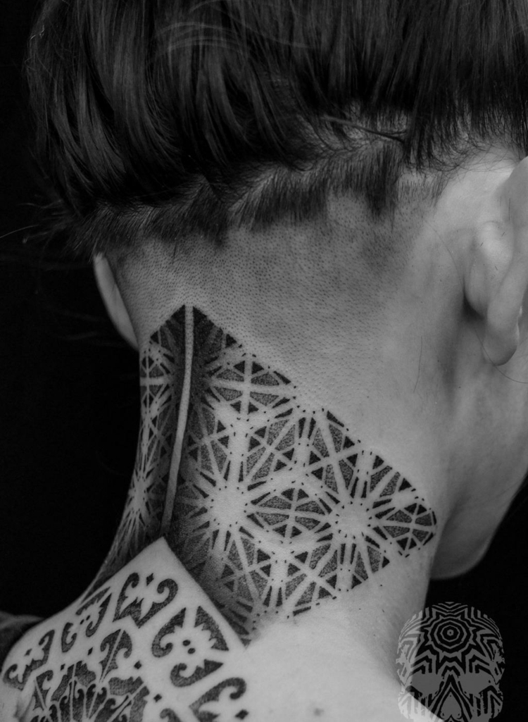 tatouage-nuque-femme-pointillisme-dot-work tatouage nuque femme