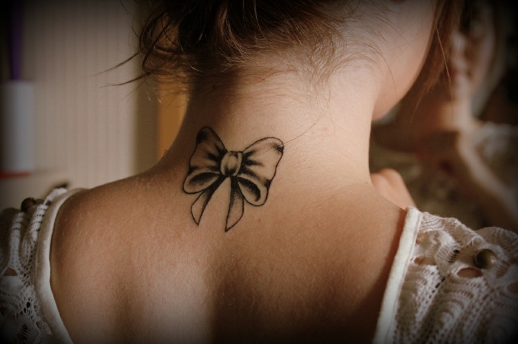 Tatouage nuque femme idées pour les femmes délicates Sol Tribal idées