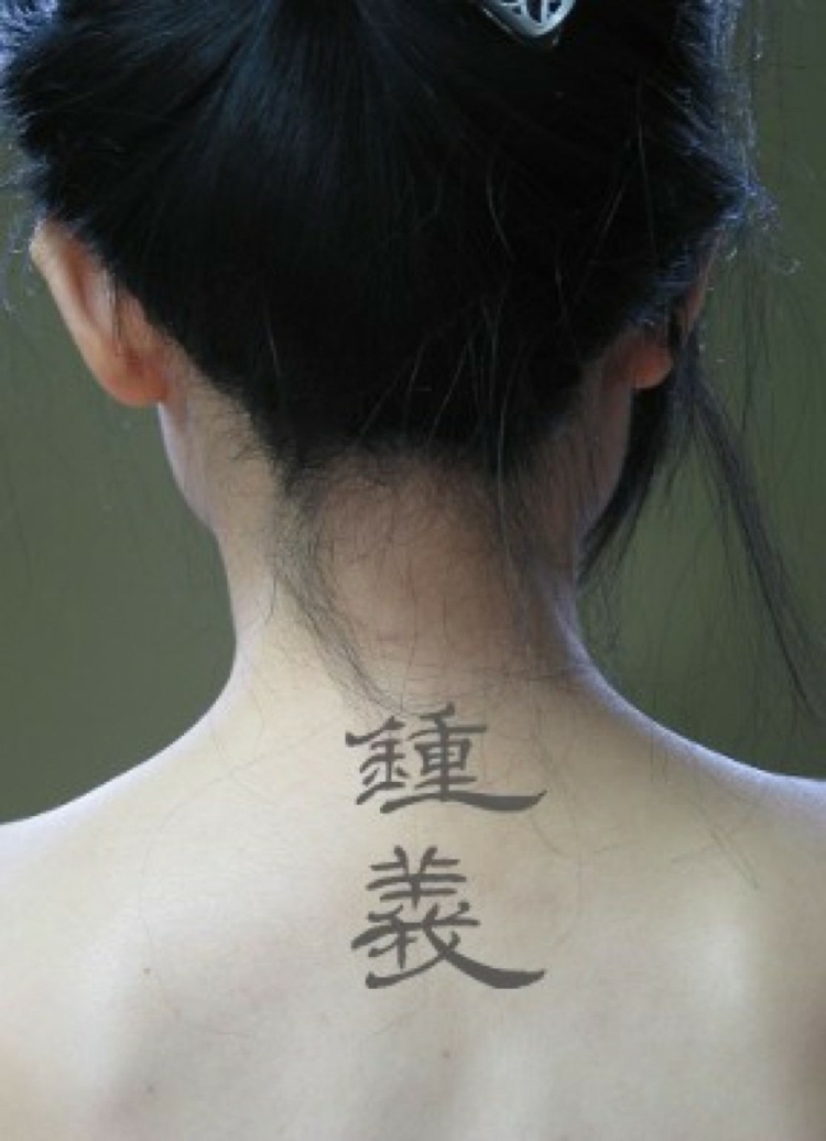 tatouage-nuque-femme-symboles-chinois-hiéroglyphe tatouage nuque femme
