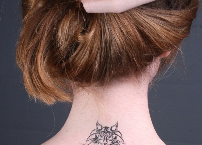 Tatouage nuque femme - idées pour les femmes délicates