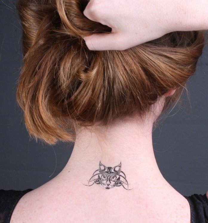 Tatouage nuque femme idées pour les femmes délicates Sol Tribal idées