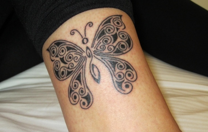 tatouage papillon contour-noir-bras