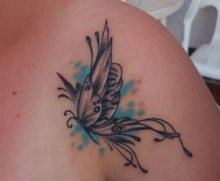 tatouage-papillon-contour-noir-epaule