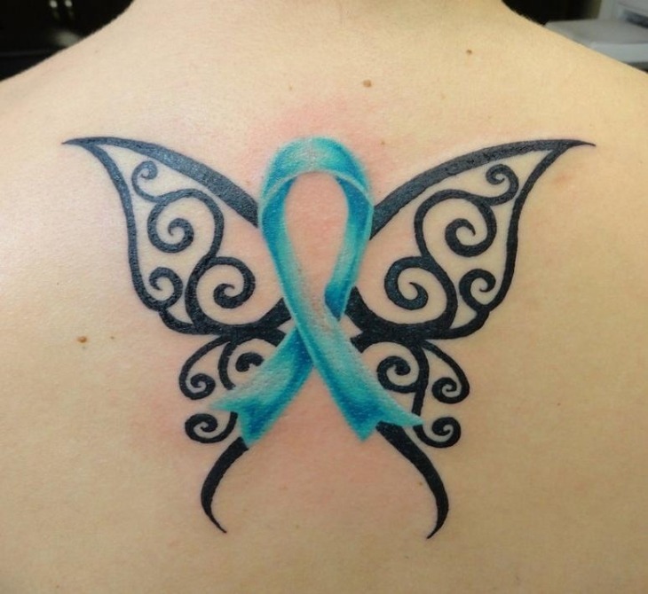 tatouage-papillon-corps-forme-ruban-bleu