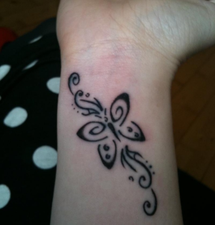 tatouage-papillon-idee-originale-couleur-noire-poignet