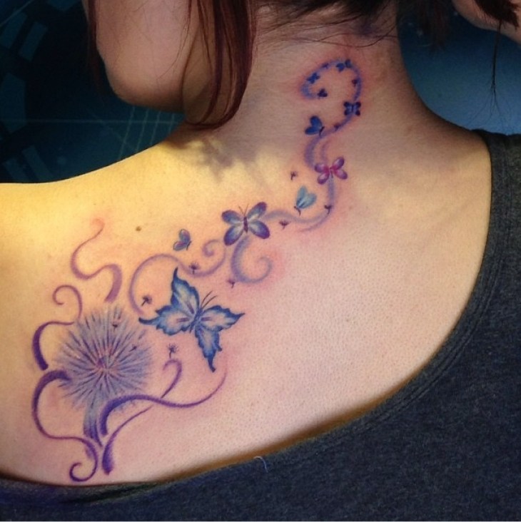 tatouage-papillon-idee-originale-couleur-violette-dos