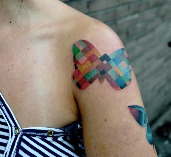 tatouage-papillon-idee-originale-multicolore-epaule