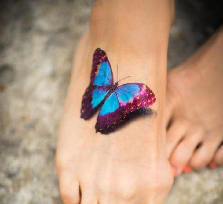 tatouage-papillon-idee-originale-multicolore-pied