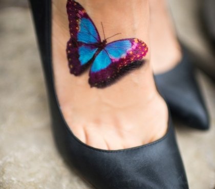 tatouage-papillon-idee-originale-multicolore-pieds