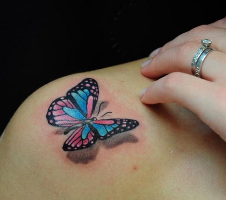 tatouage-papillon-multicolore-epaule