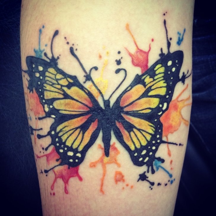 tatouage-papillon-multicolore-idee-originale-epaule