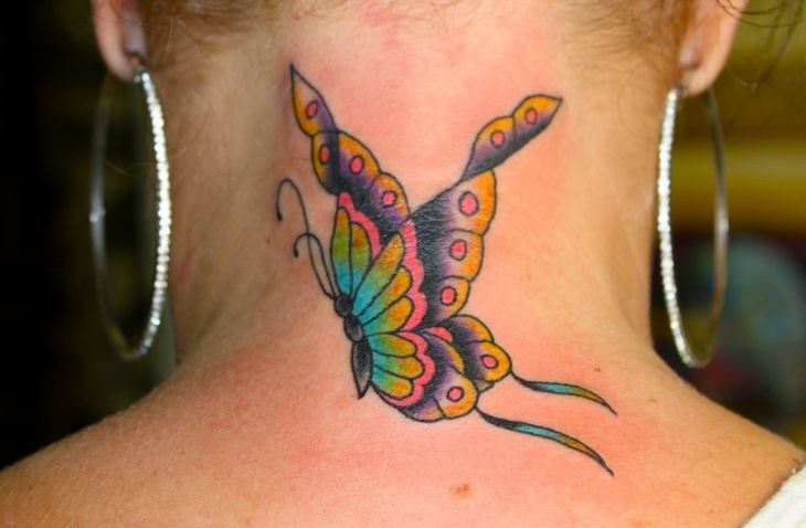 tatouage papillon multicolore-nuque