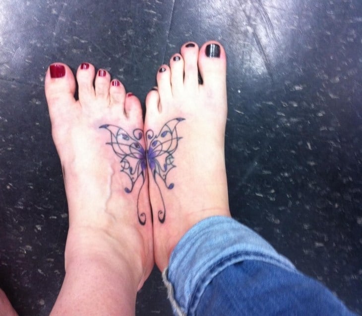 tatouage-papillon-pieds-contour-noir