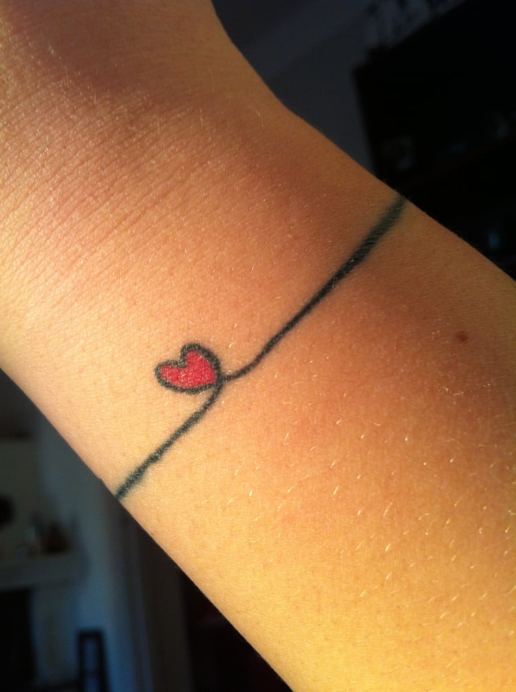tatouage-poignet-femme-bracelet-coeur-rouge