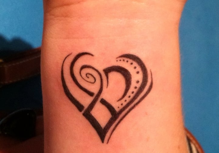 tatouage poignet femme coeur style maoris