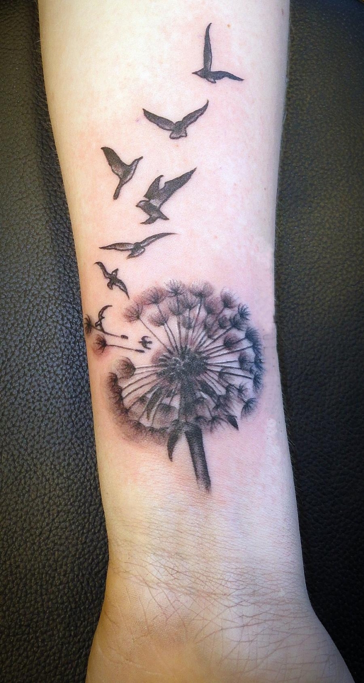 tatouage poignet femme dent-de-delion oiseaux