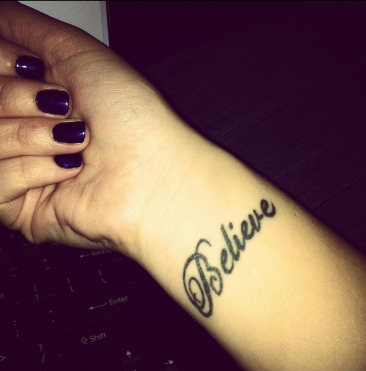 tatouage-poignet-femme-discret-believe-croir