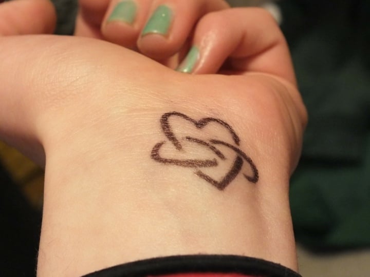 tatouage poignet femme discret coeur stylisé