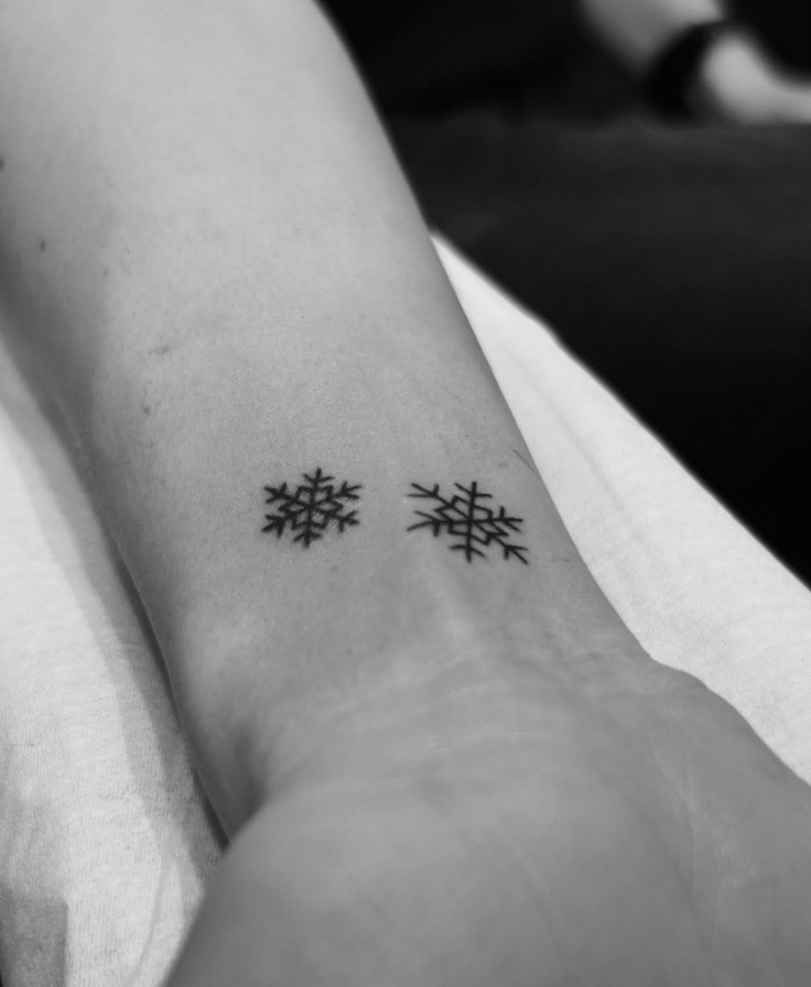 tatouage poignet femme discret flocons neige