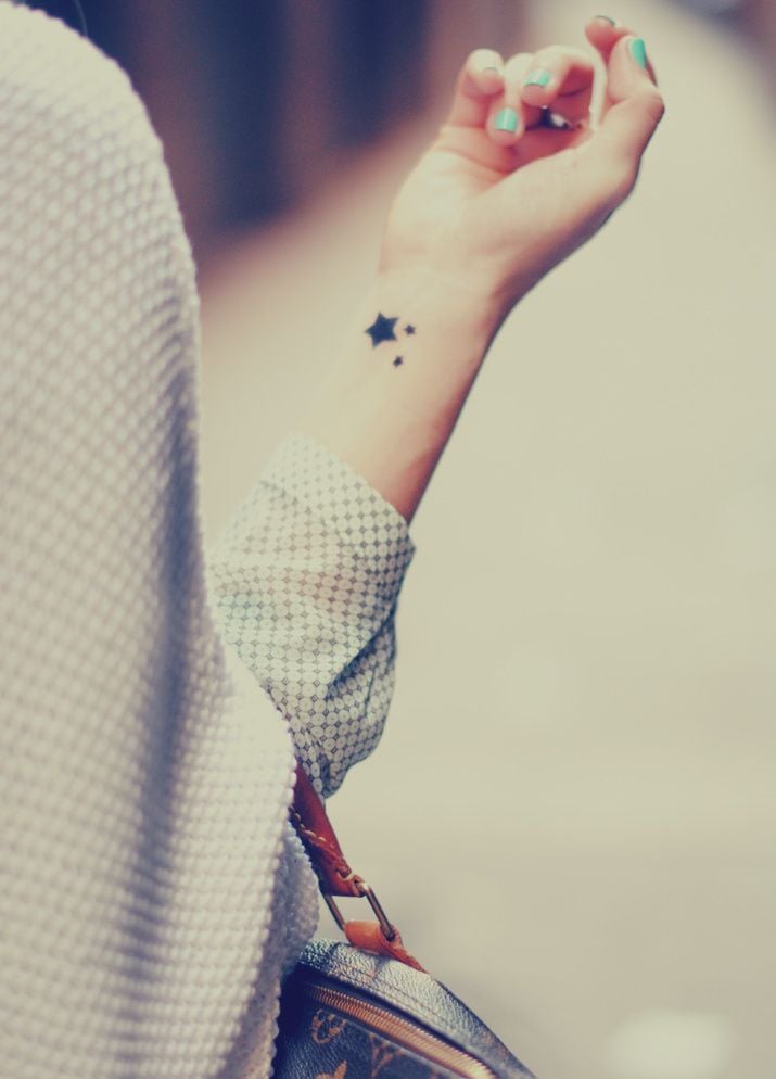 tatouage poignet femme discret joli petites étoiles
