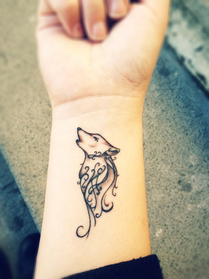 tatouage poignet femme discret loup arabesques