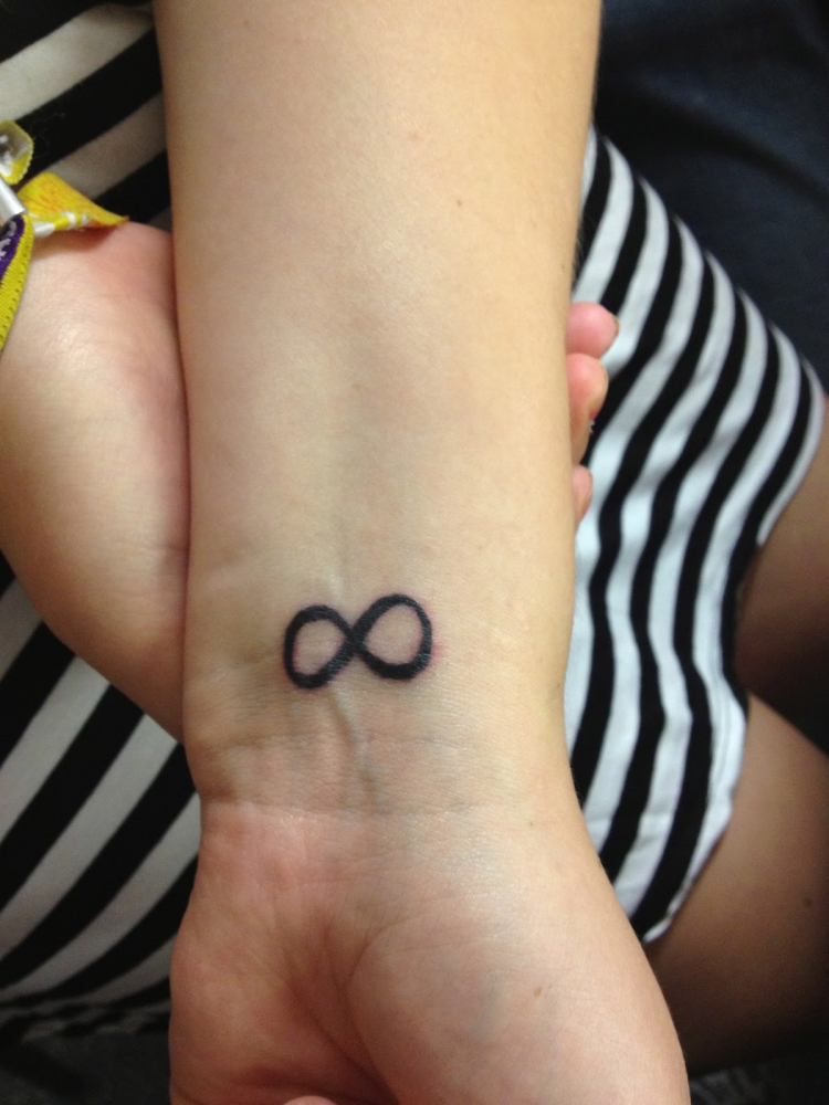 tatouage-poignet-femme-discret-symbole-infini