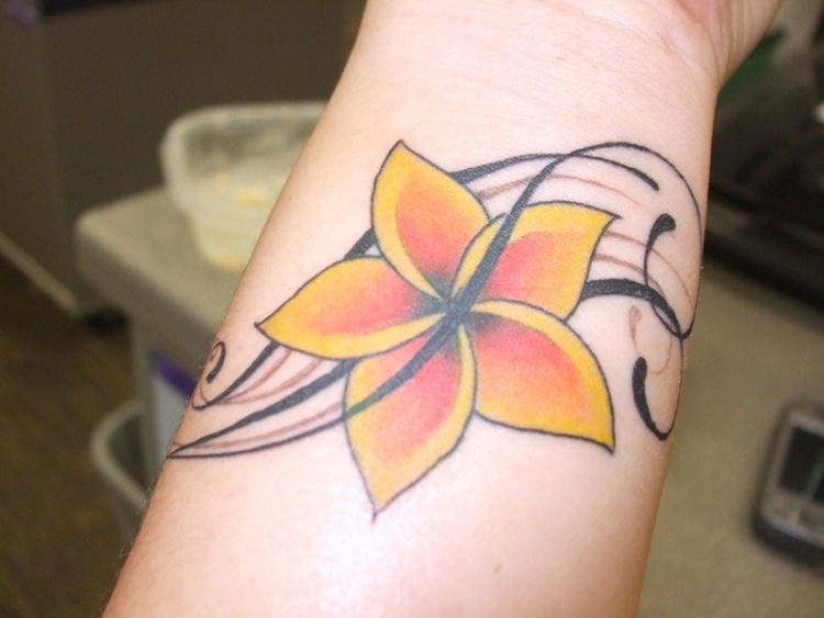 tatouage poignet femme fleur jaune orange arabesques