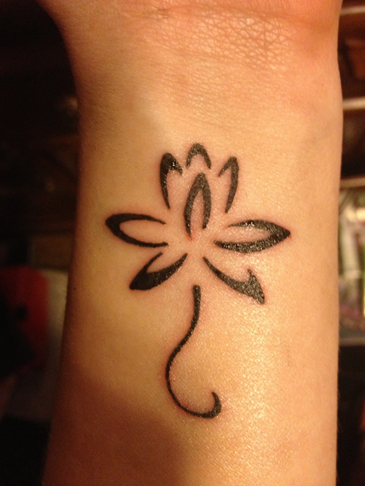 tatouage poignet femme fleur stylisée graphique