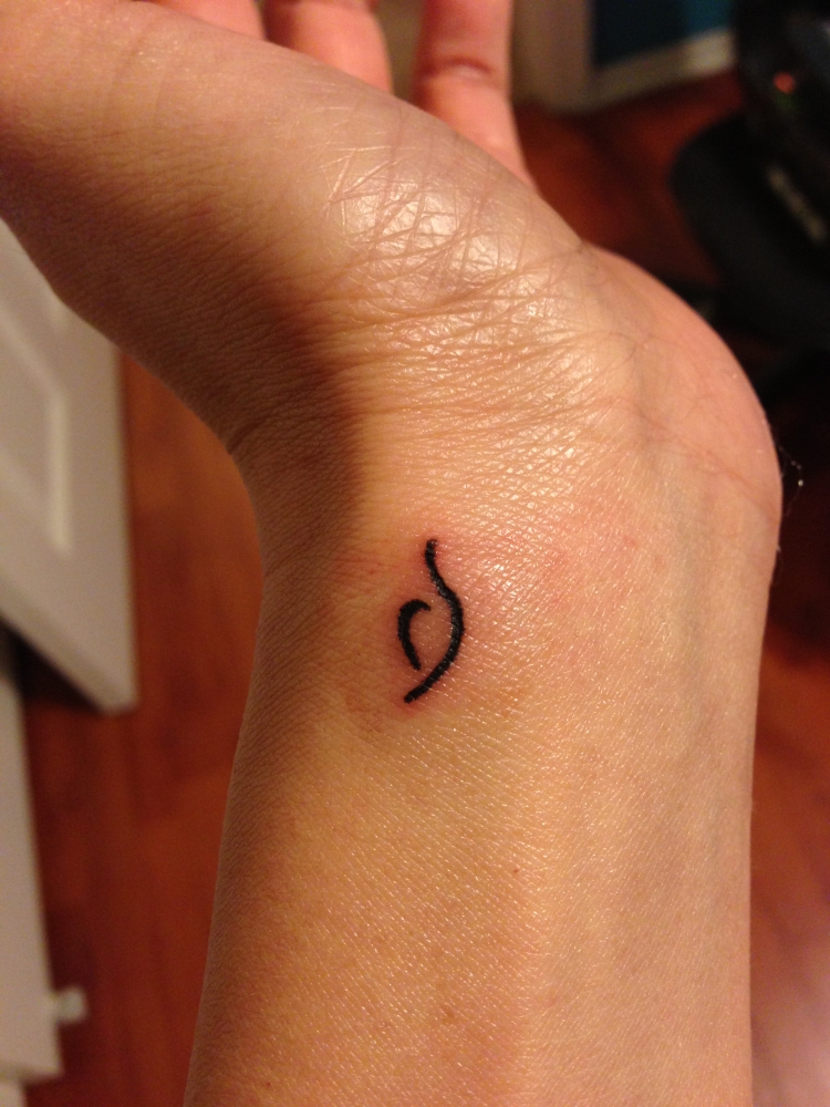 tatouage-poignet-femme-lettre-alphabet-hébreu