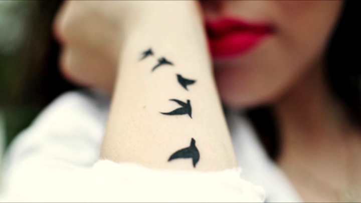 tatouage poignet femme moderne oiseau vol