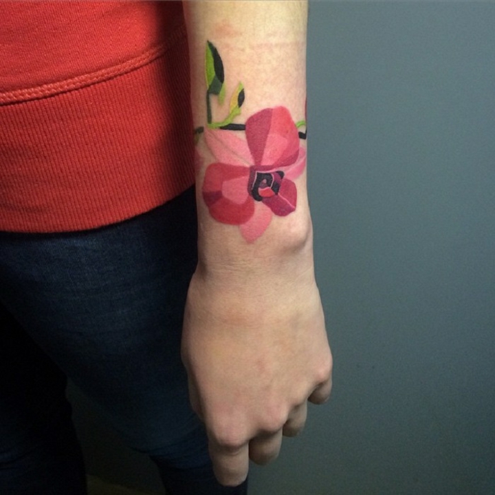 tatouage poignet femme orchidée stylisée