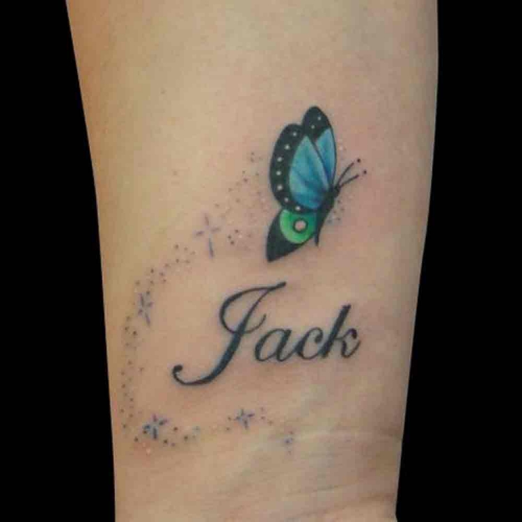 tatouage poignet femme papillon bleu prénom