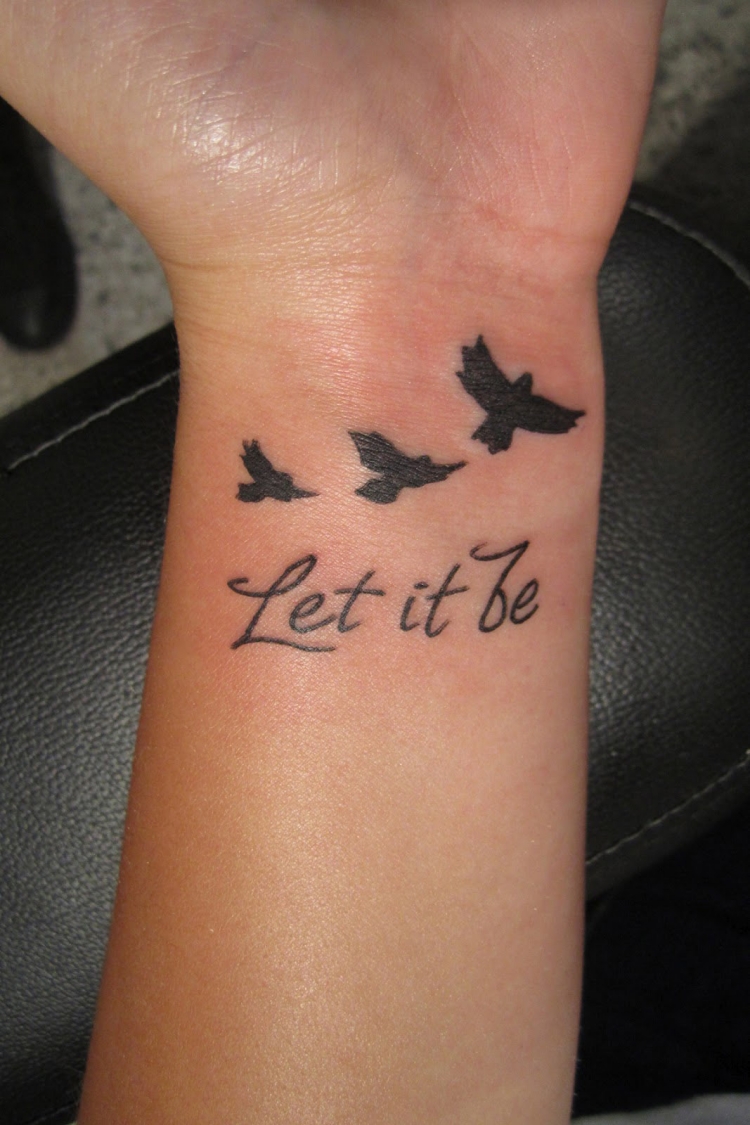 tatouage poignet femme phrase oiseaux