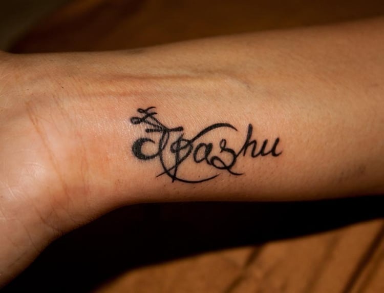 tatouage-poignet-femme-prénom-calligraphie