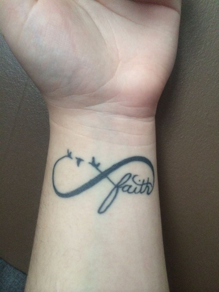 tatouage poignet femme signe infini oiseaux foi