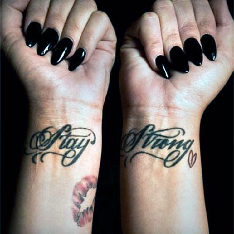 tatouage-poignet-femme-stay-strong-reste-forte