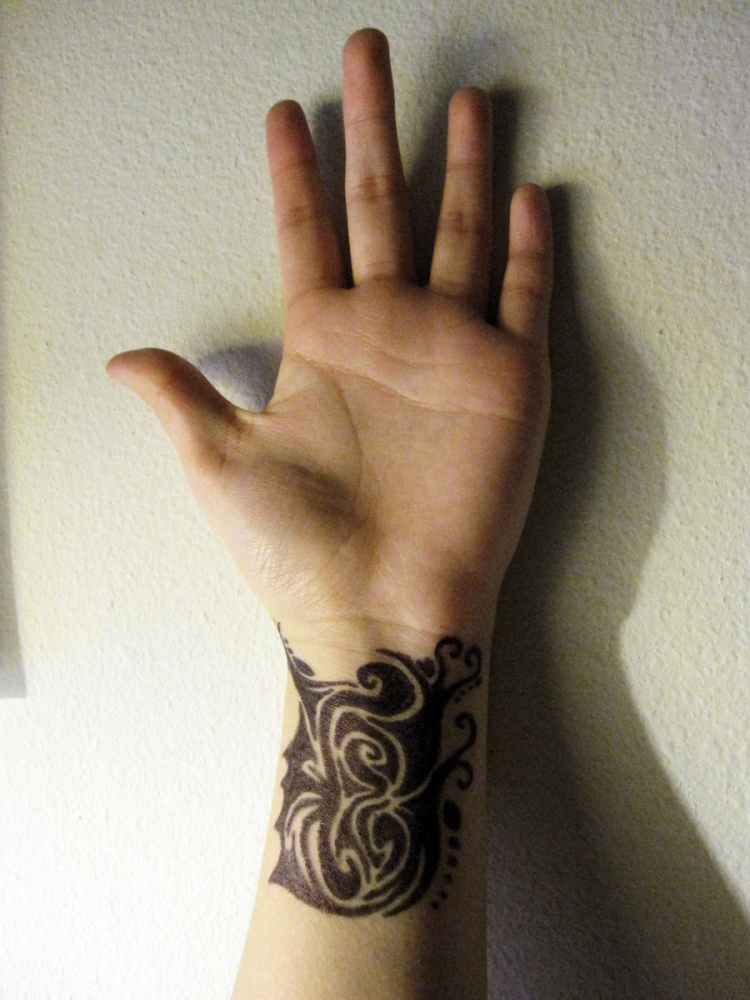 tatouage-poignet-femme-style-graphique-abstrait