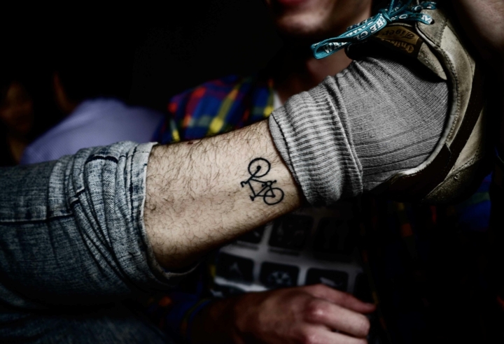 tatouage poignet homme bicyclette-stylisée
