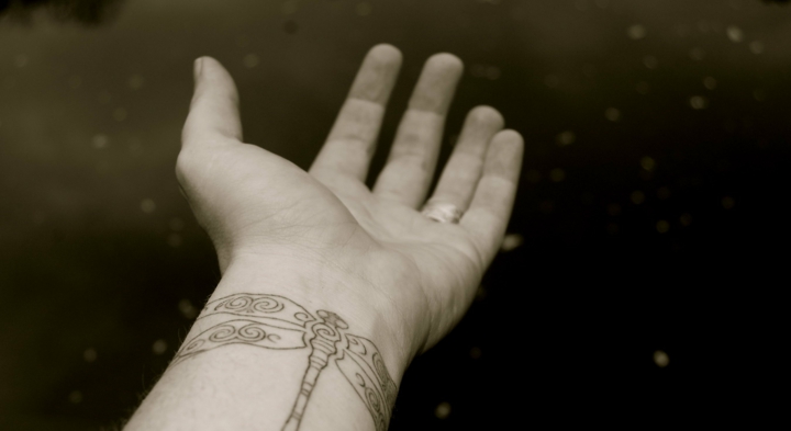 tatouage poignet homme femme-libellule-stylisée