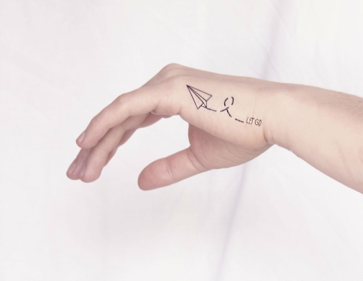 tatouage poignet main discret-stylisé-femme