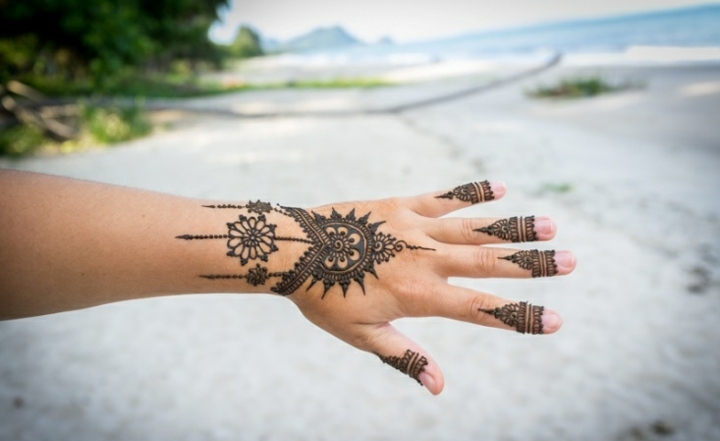 tatouage-poignet-main-doigts-femme-henné
