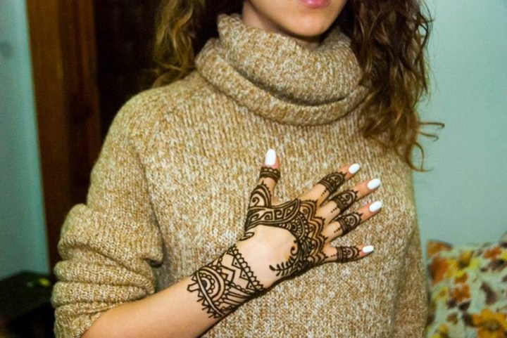 tatouage-poignet-main-doigts-henné-femme