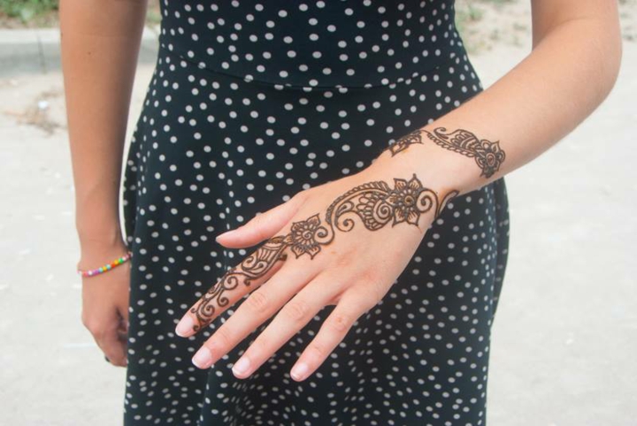 tatouage-poignet-main-index-henné-femme