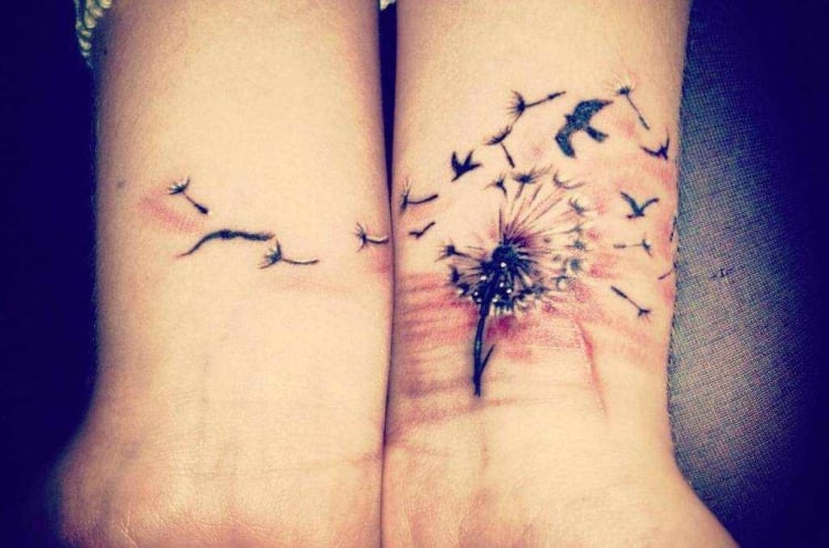 tatouage-poignets-femme-dent-de-lion-oiseaux-vol