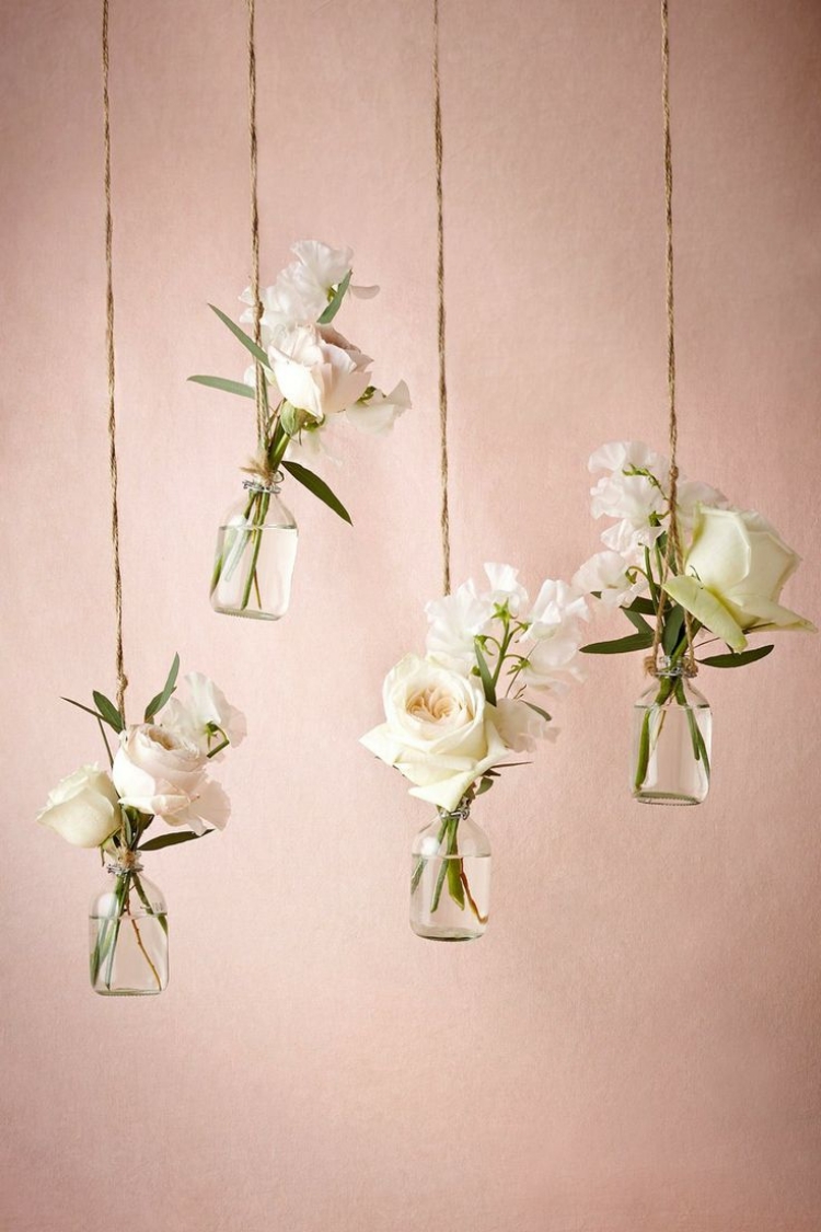tendances déco roses blanches-petits-vases-verre-suspendus