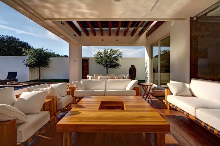 terrasse-bois-mobilier-assorti-aménagement-extérieur-moderne