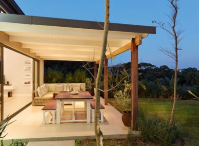 terrasse-couverte-auvent-bois-alu-coin-repas-salon