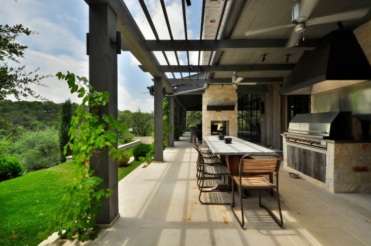 terrasse couverte auvent lames bois noir cuisine extérieure