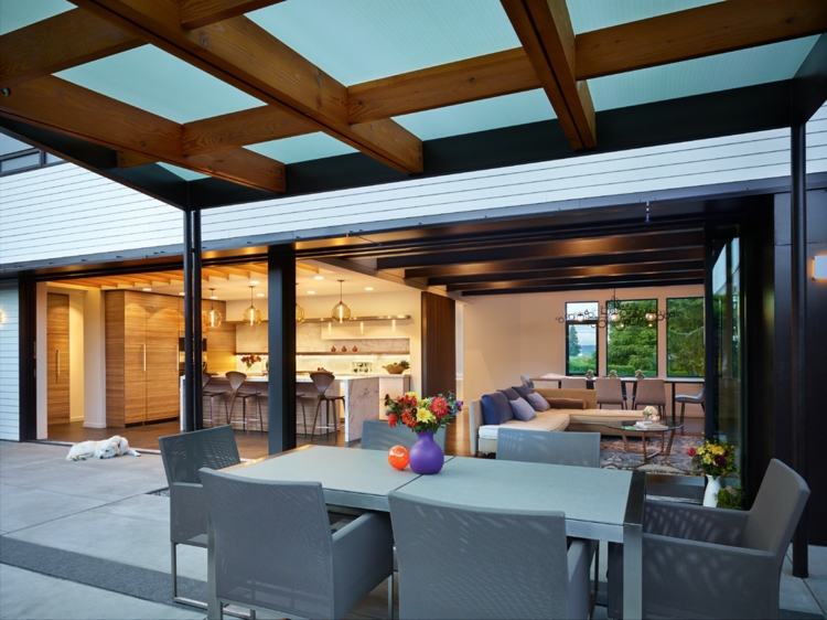 terrasse-couverte-bois-acrylique-protection-UV-salon-cuisine